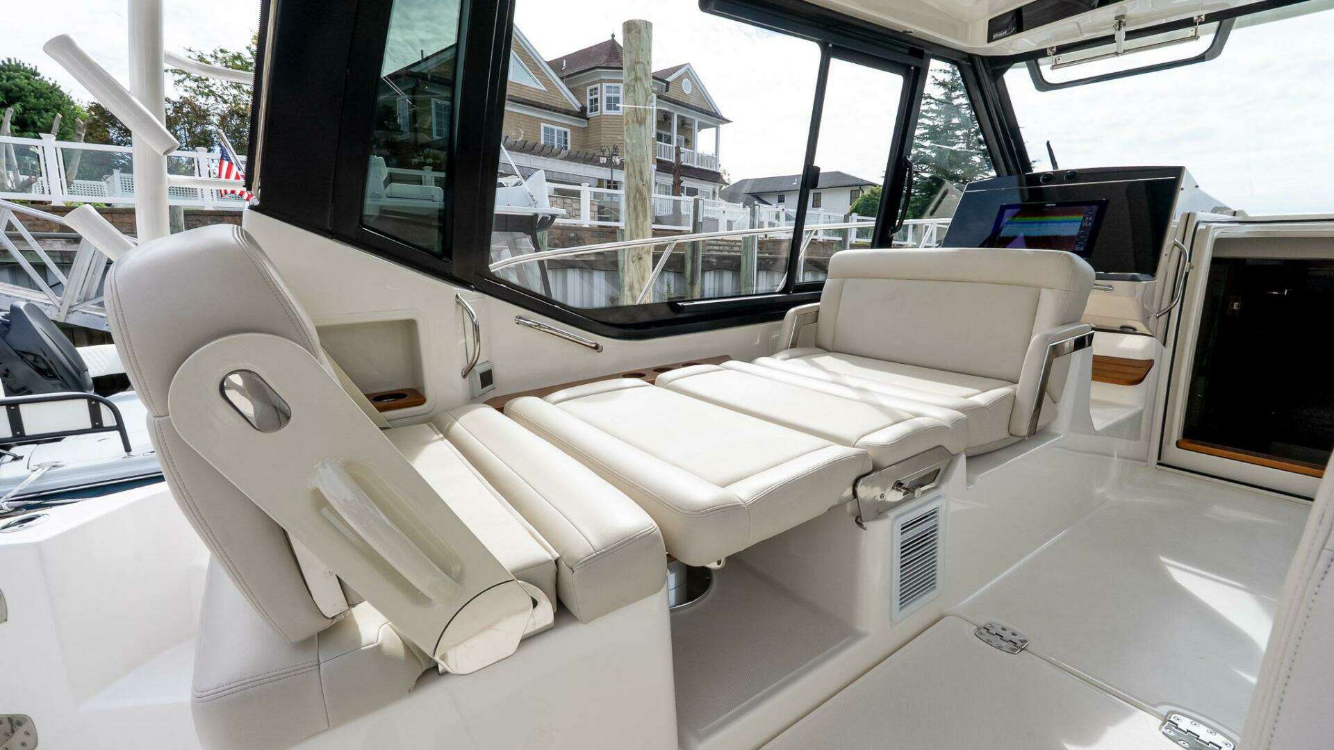 2024 Boston Whaler 405 Conquest - Image 38