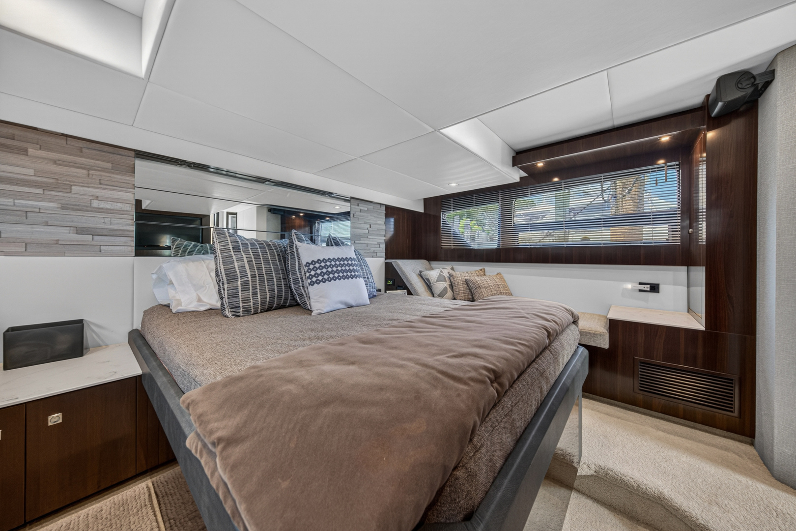 2023 Cruisers Yachts 50 CANTIUS - Image 86