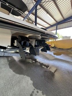 Yamaha Boats 212SE 2020 in dry dock with wet floor.
