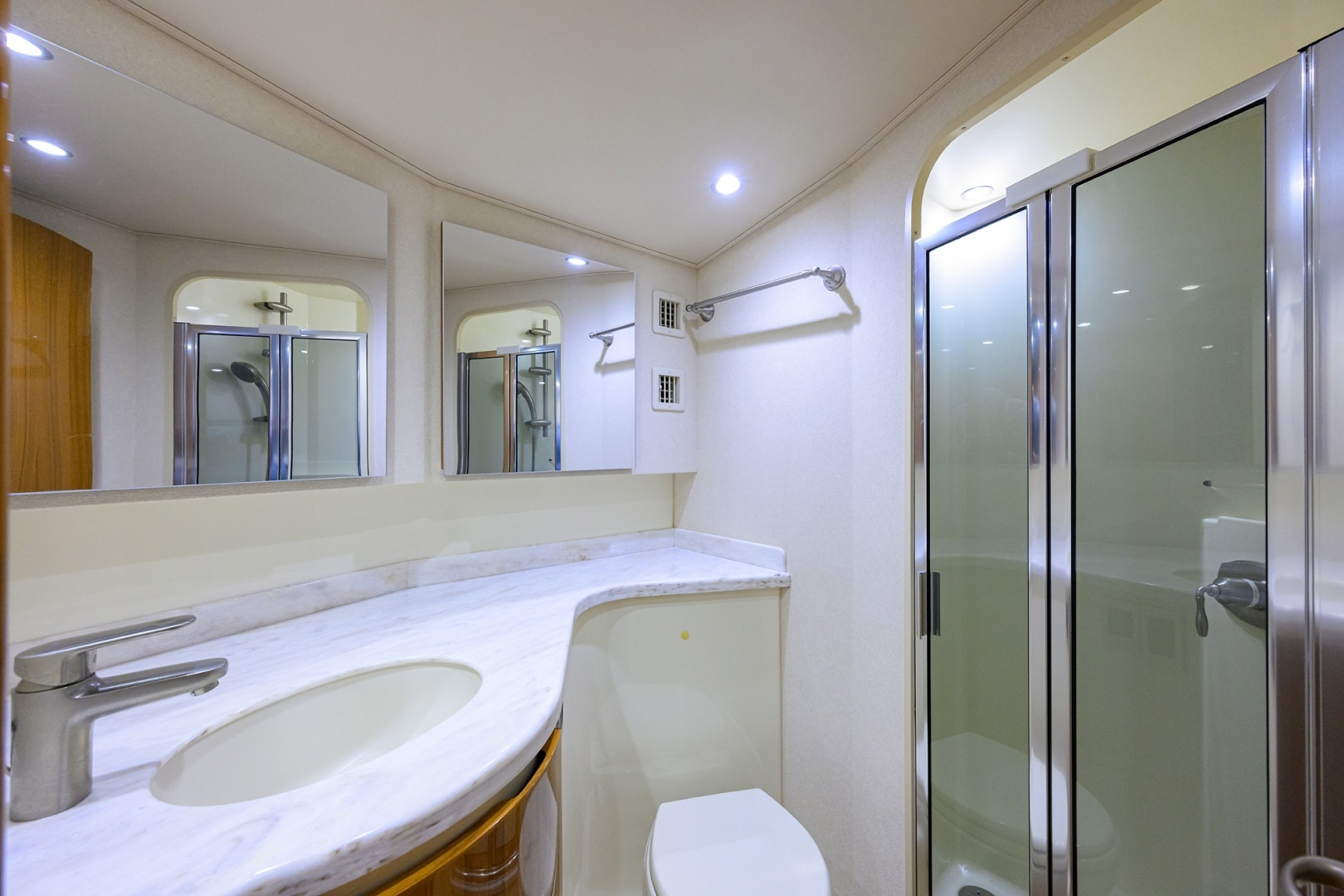 2015 Viking 42 Convertible - Image 15