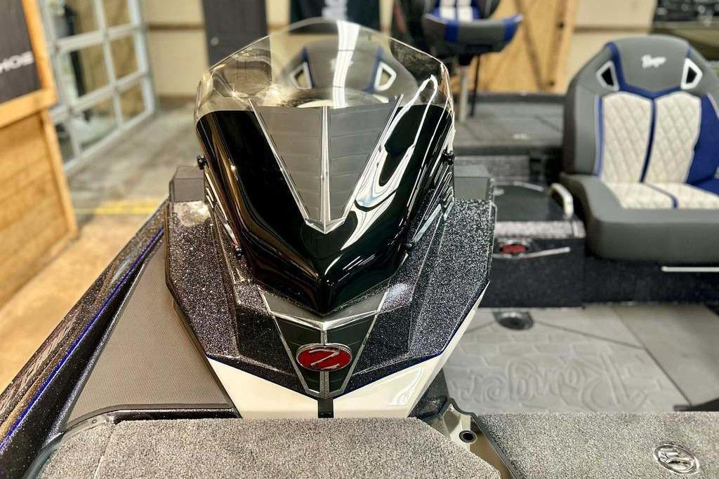 2026 Ranger Z521R Cup-Equipped boat interior with sleek design and comfortable seating.