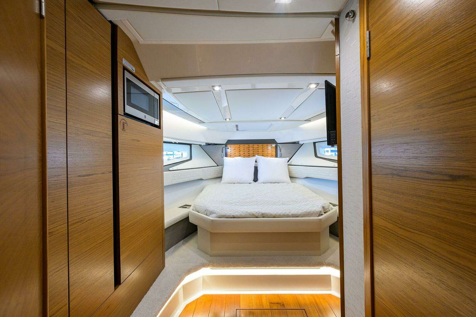 2022 Tiara Yachts 43 LE - Image 19