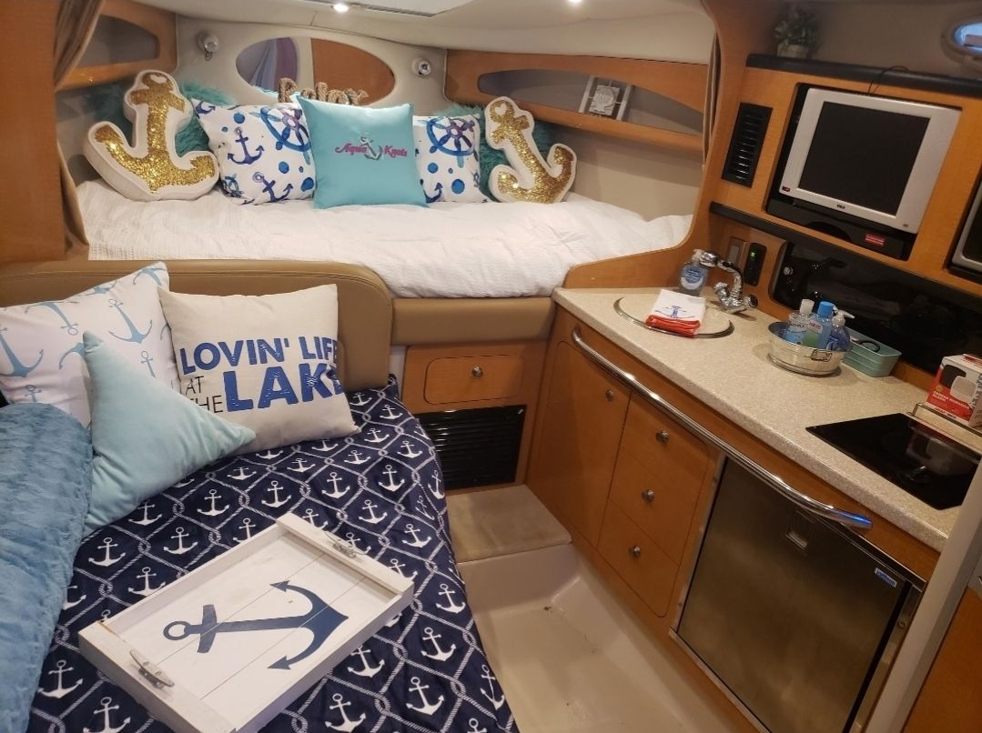 Interior of 2006 Chaparral Signature 280 yacht with nautical decor.