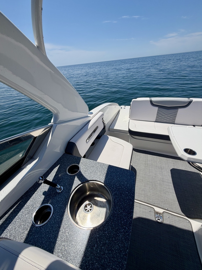 2018 Chaparral 307 - Image 16