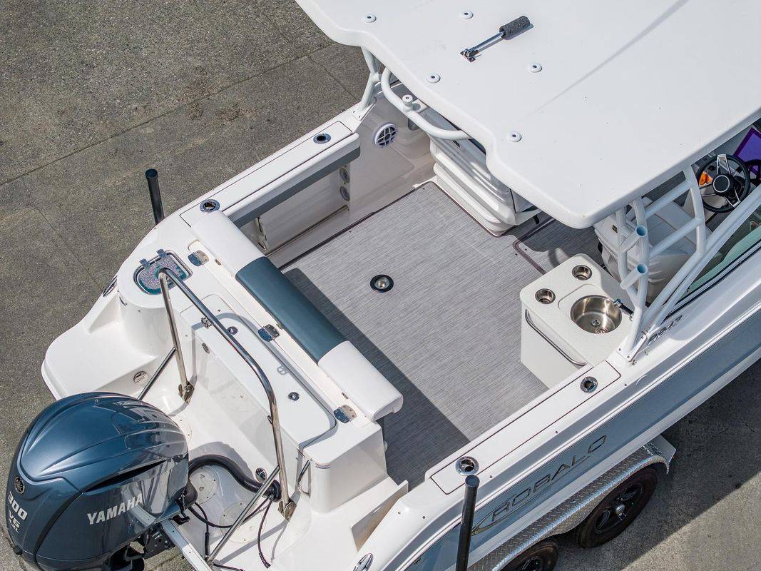 2021 Robalo R247 - Image 4