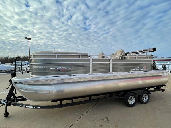 2024 Sun Tracker Party Barge 22 XP3