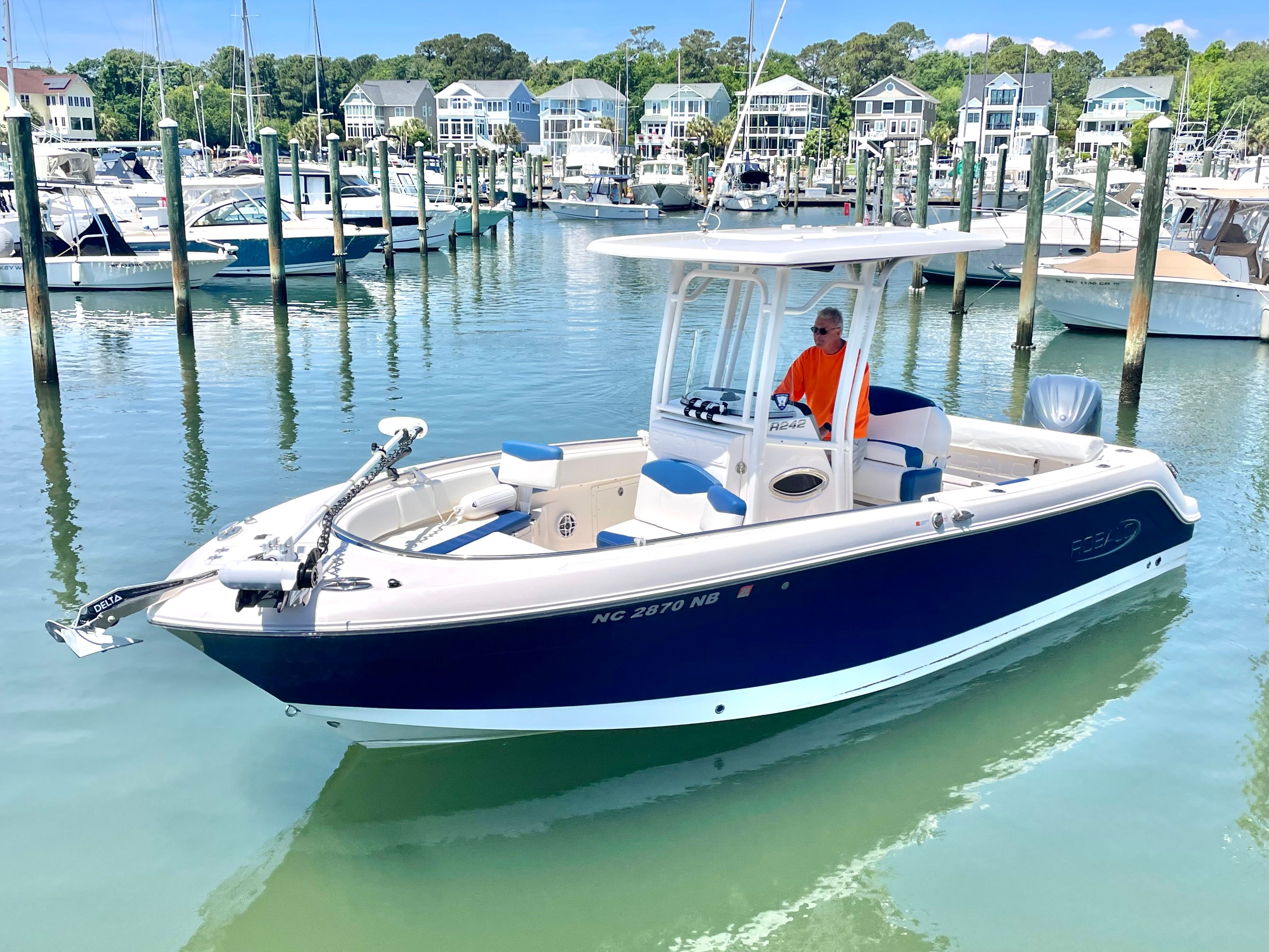 2022 Robalo R242
