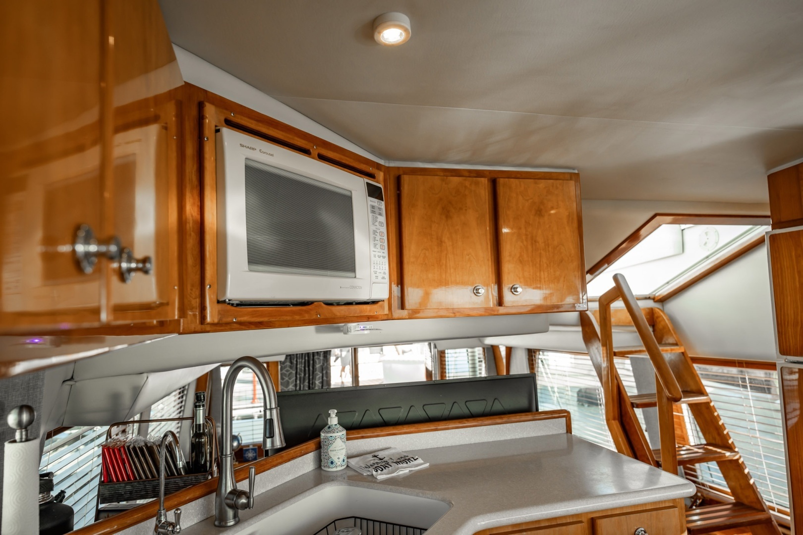 2004 Navigator 5700 Rival Pilothouse - Image 22
