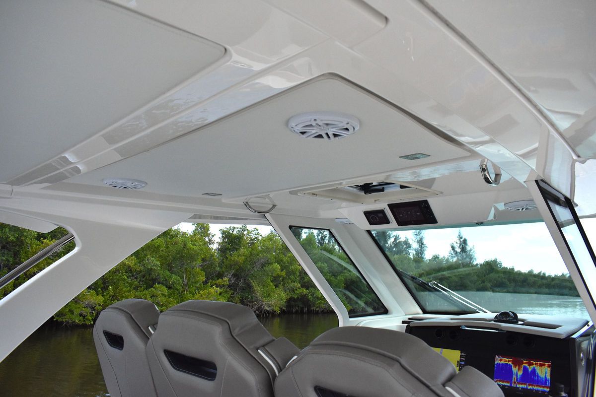 2023 TIARA YACHTS 34 LS - Image 67