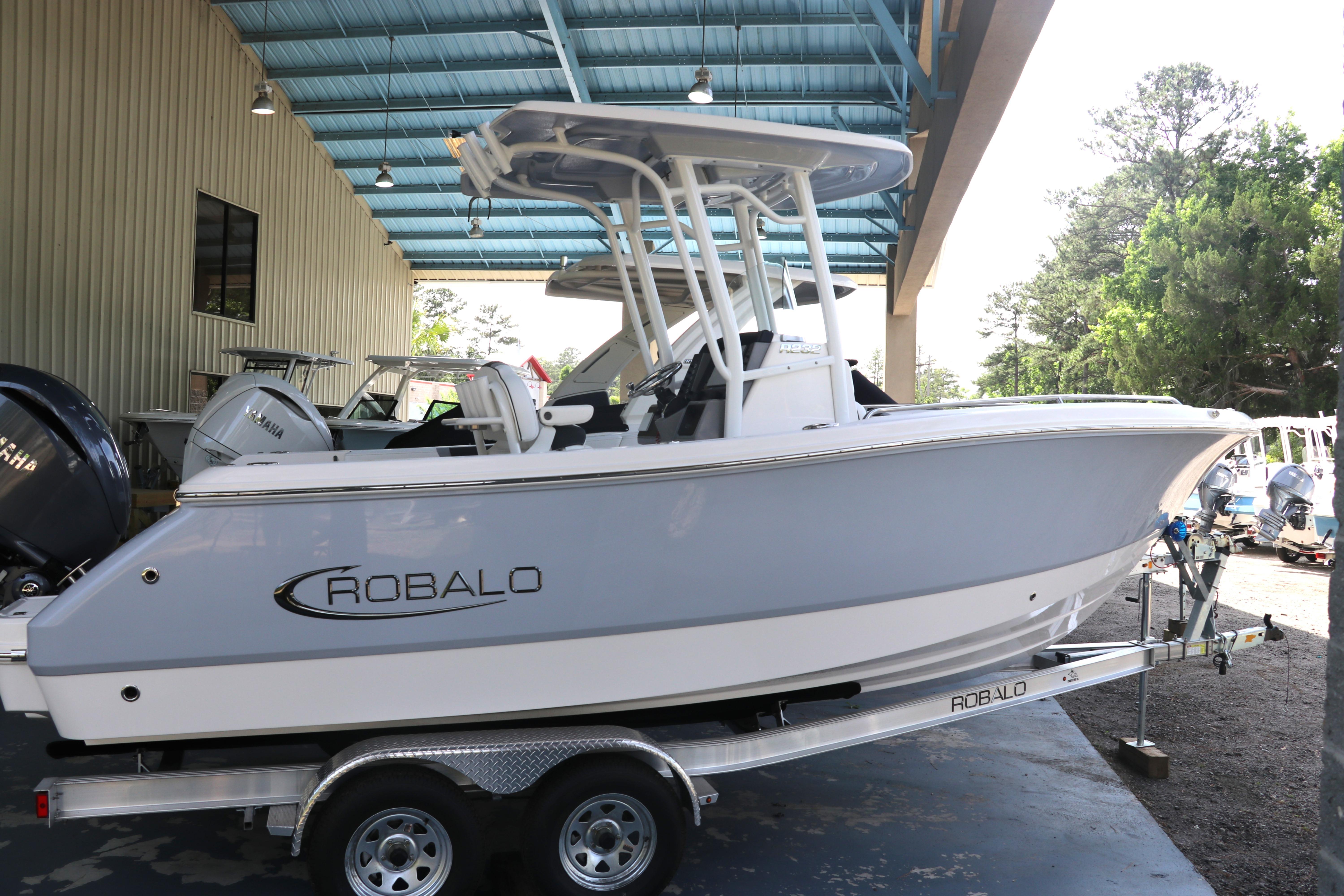 2026 Robalo R232 Explorer