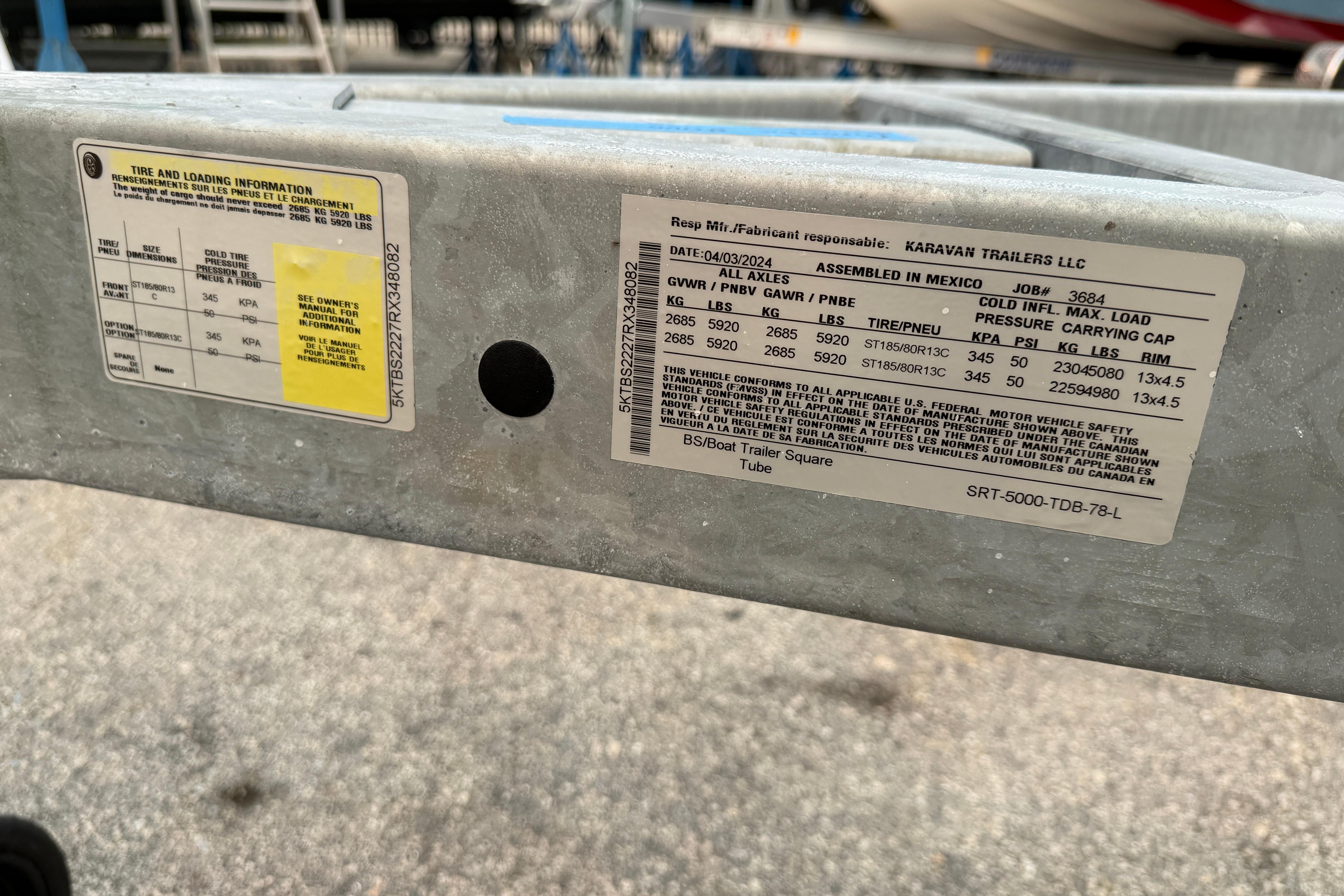 Trailer label with tire and loading information, model SRT5000, year 2024, assembled in Mexico.