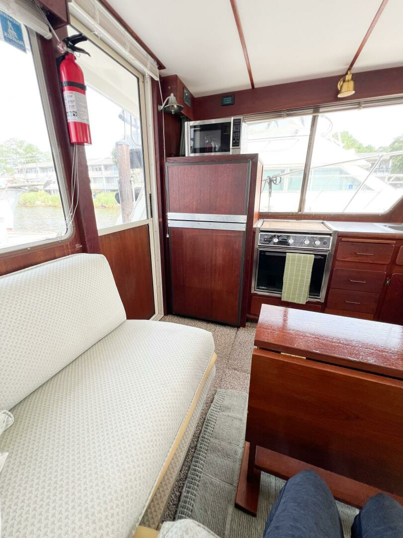 1987 Tollycraft 34 Sedan Sport - Image 27