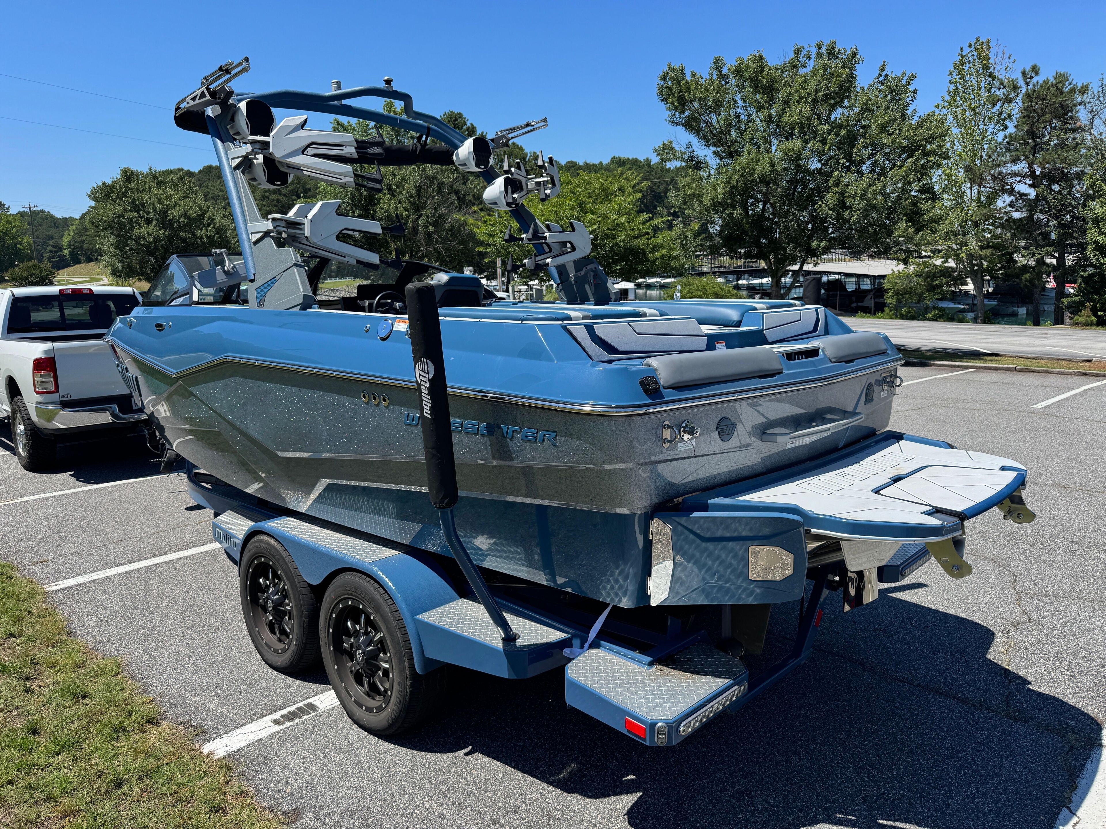 2025 MALIBU 22 LSV - Image 2