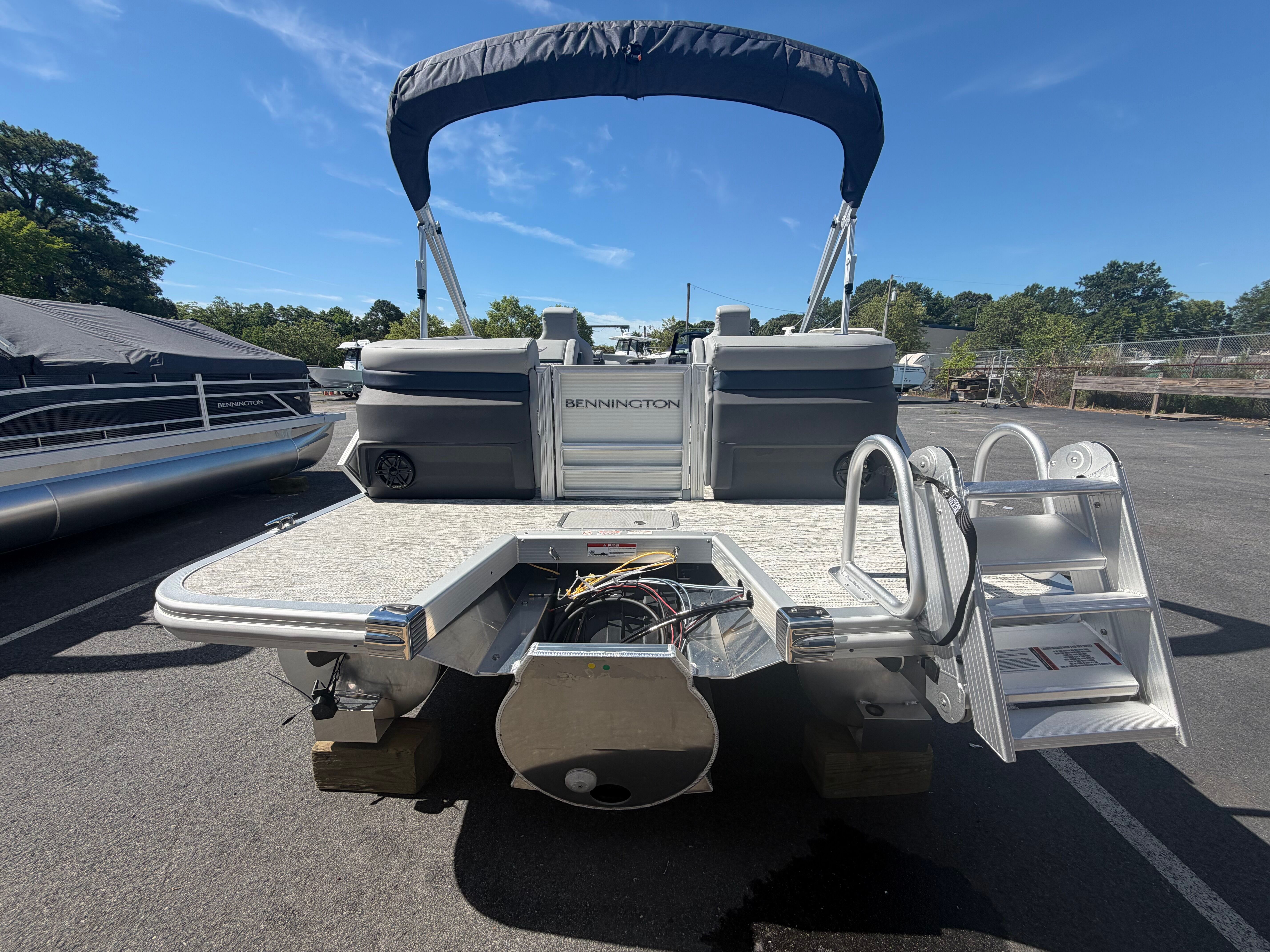 2027 BENNINGTON 22 MFB - Image 10