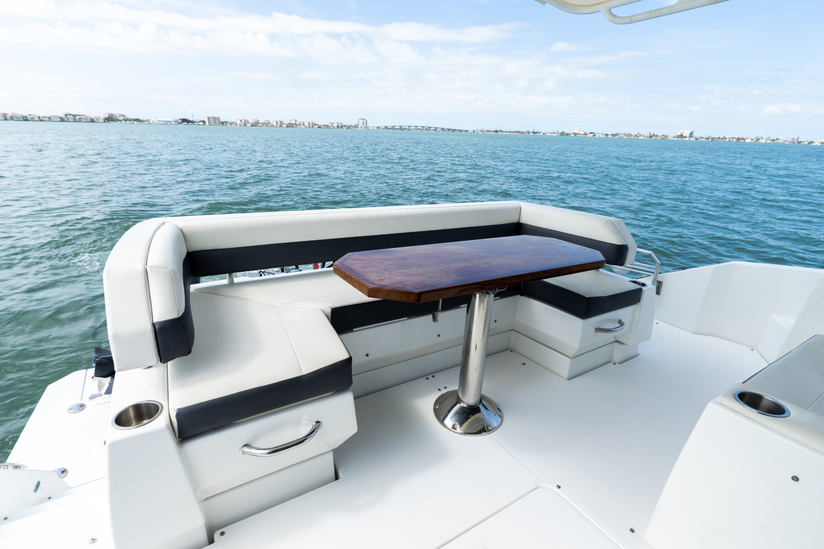 2018 Cruisers Yachts 50 CANTIUS - Image 23