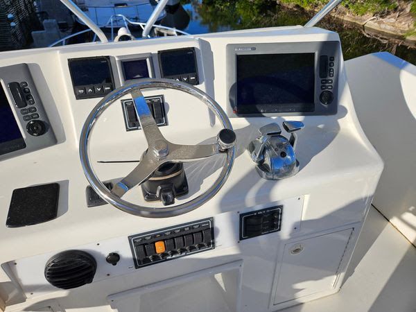 1995 Hatteras 39 Convertible - 12