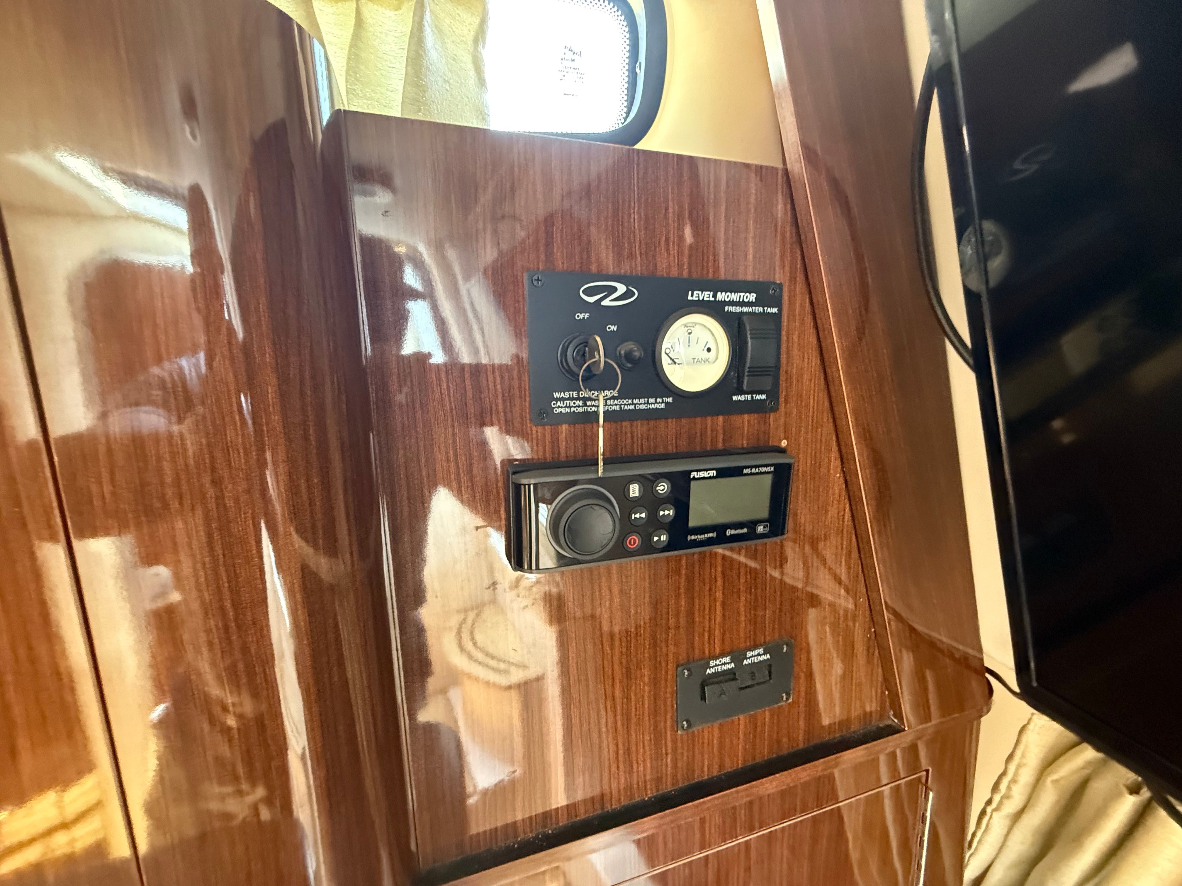 2015 REGAL 30 EXPRESS - Image 35