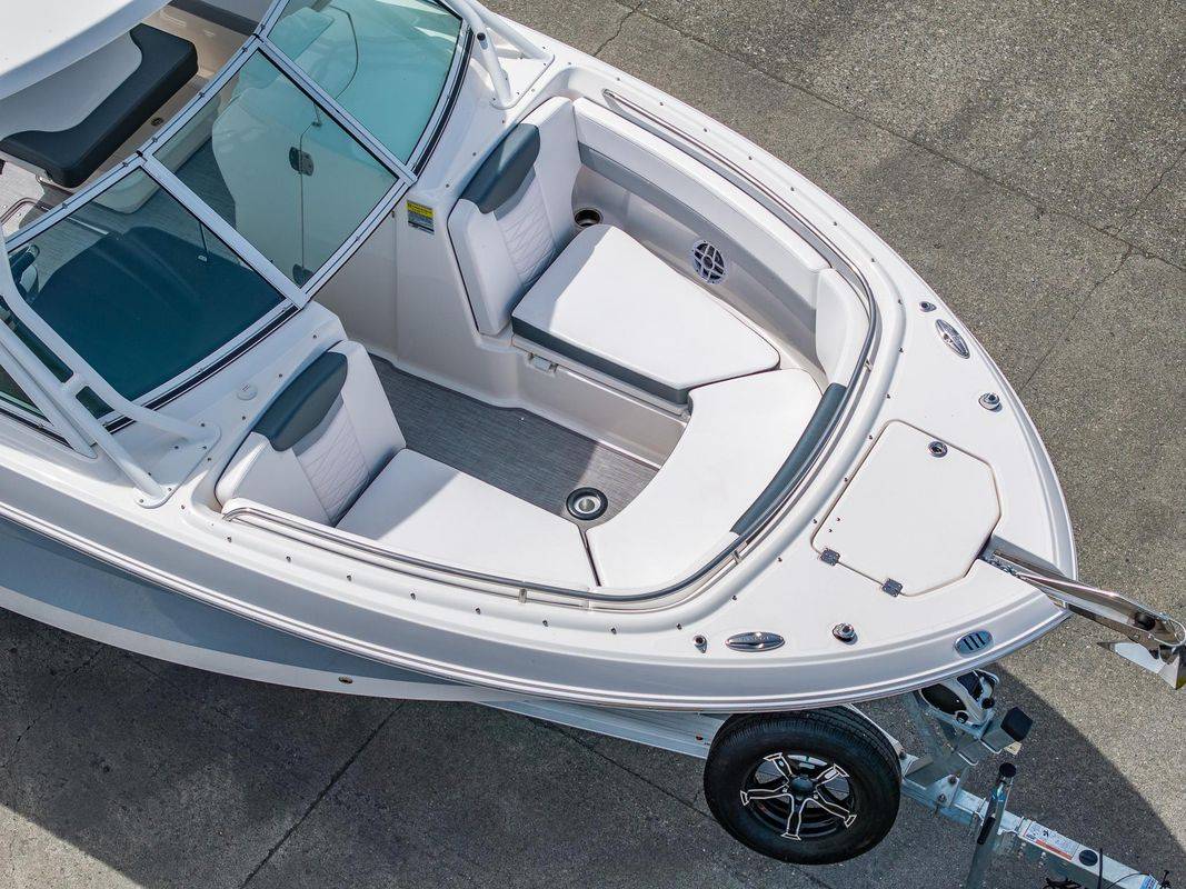 2021 Robalo R247 - Image 11