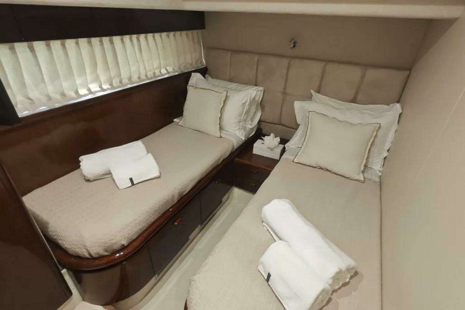 2002 Ferretti Yachts 720 - Image 13