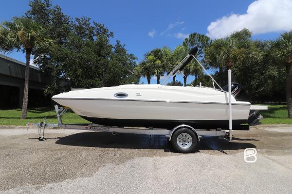 2018 Bayliner 210 Deck Boat