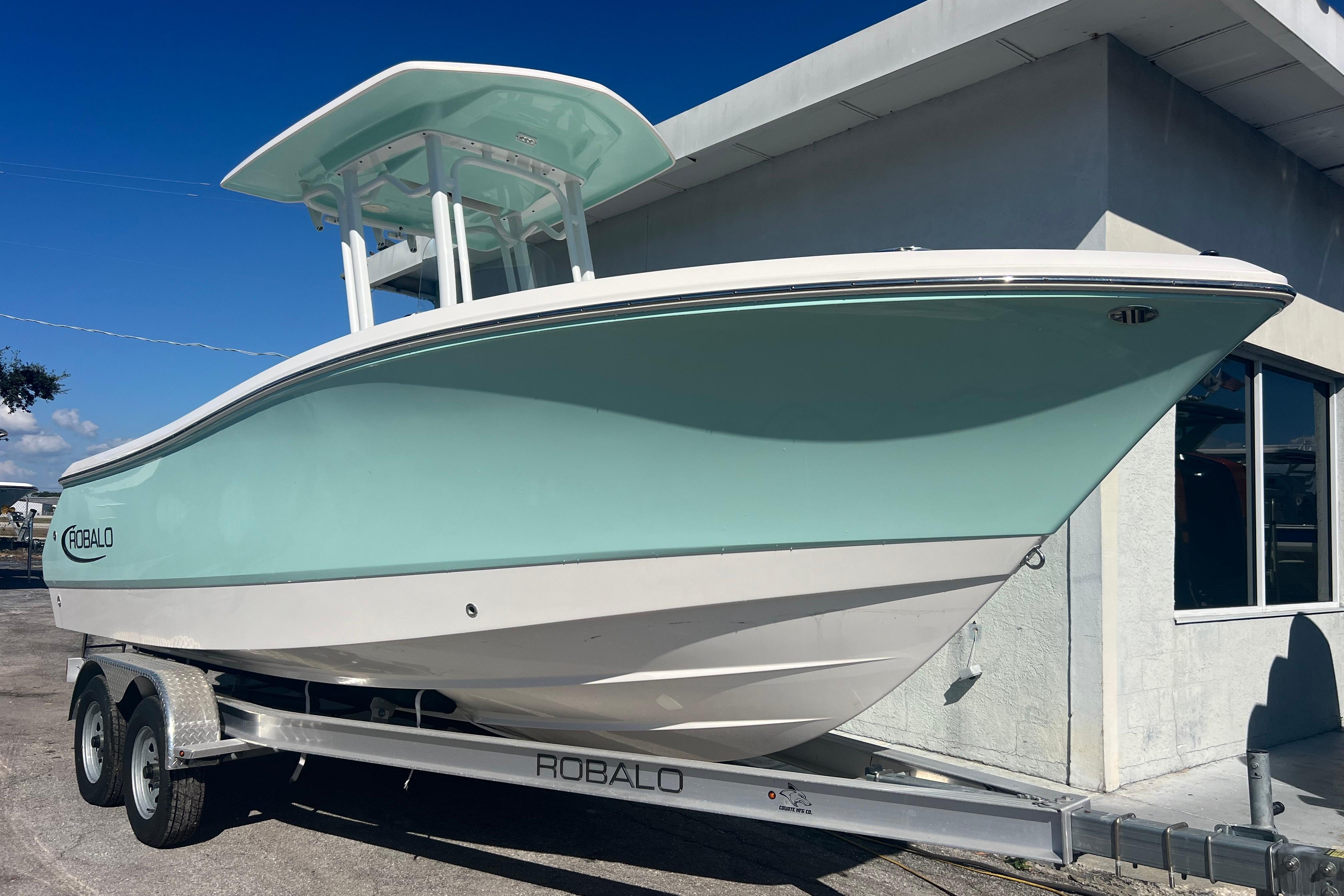 2024 Robalo R232 Explorer