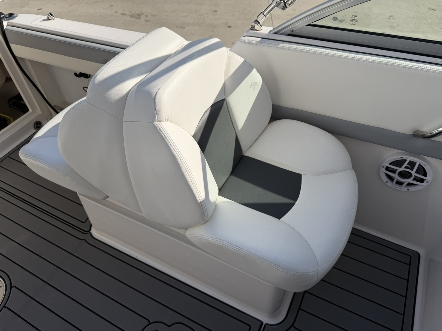2023 Robalo R227 - Image 38
