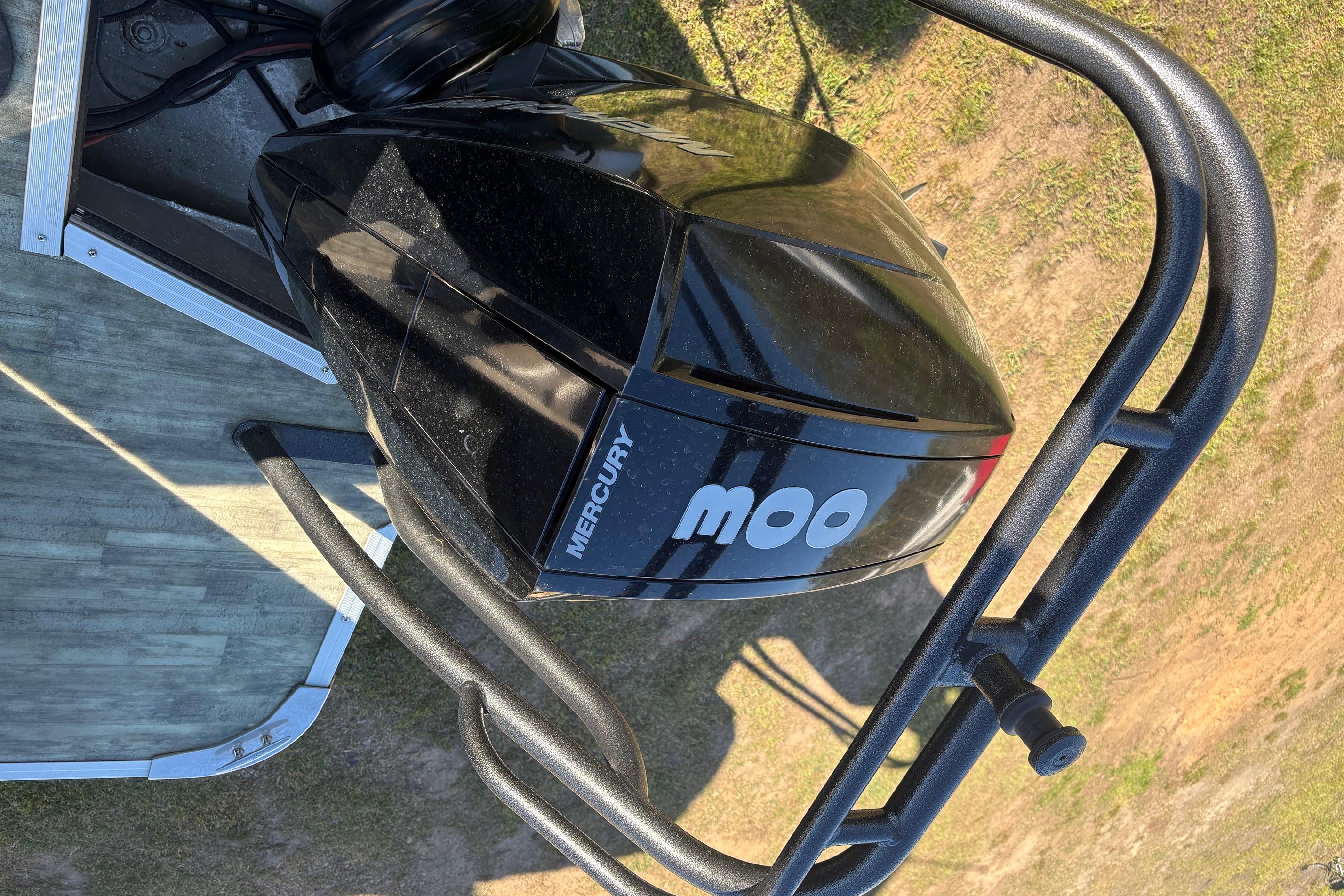Overhead view of a 2022 Crest Continental 250 boat with Mercury engine.