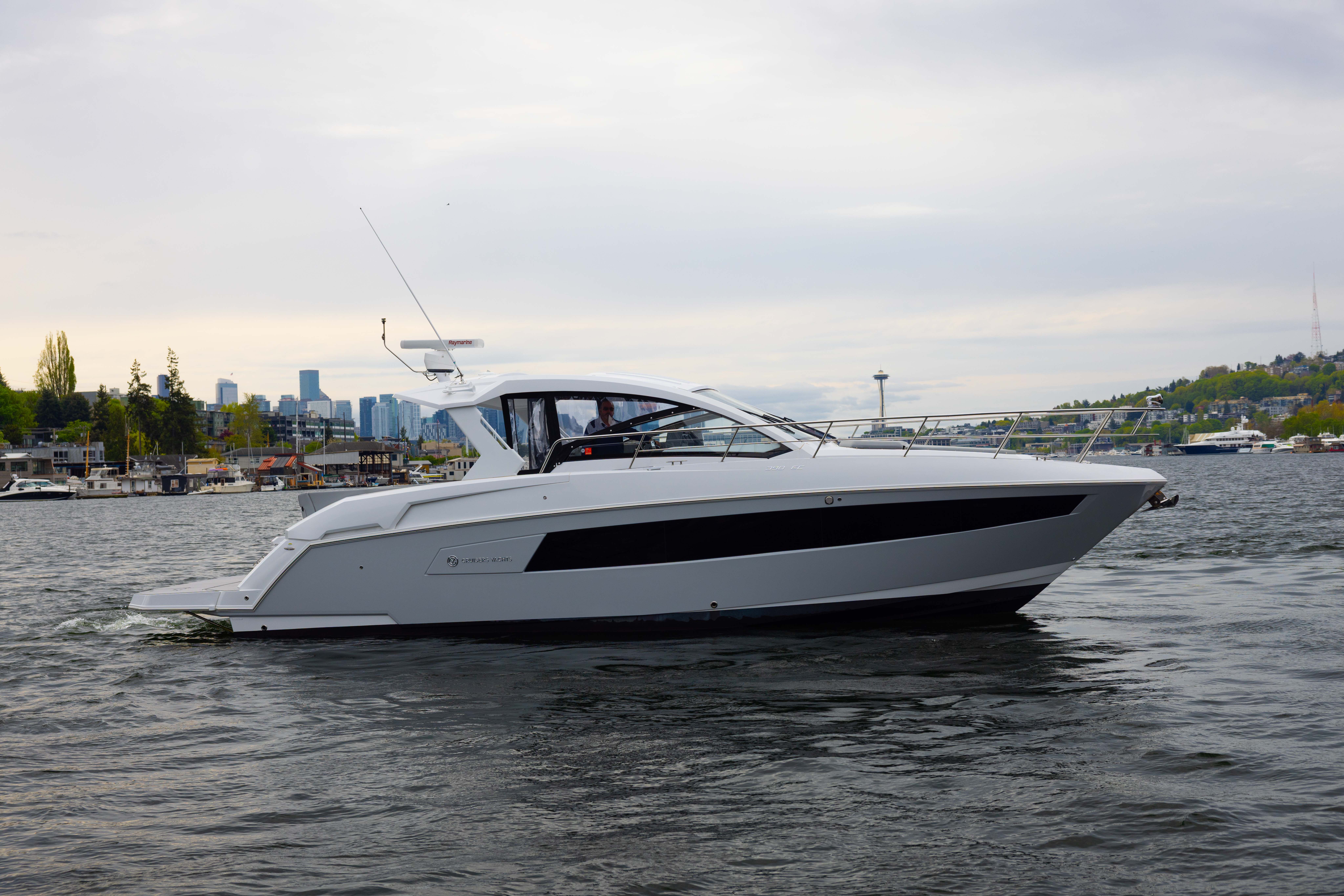 2022 Cruisers Yachts 390 Express Coupe