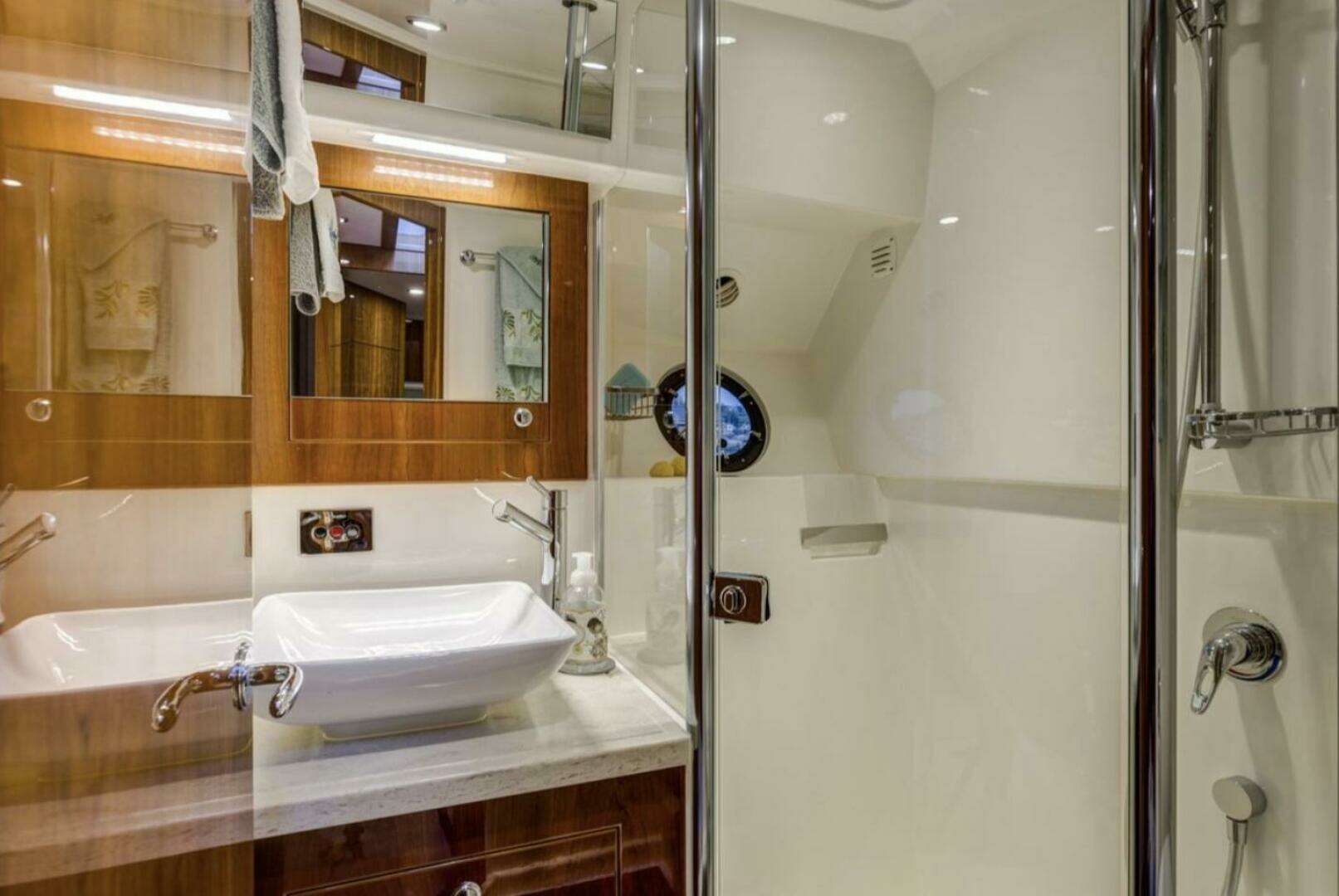 2016 Riviera 5000 Sport Yacht - Image 24