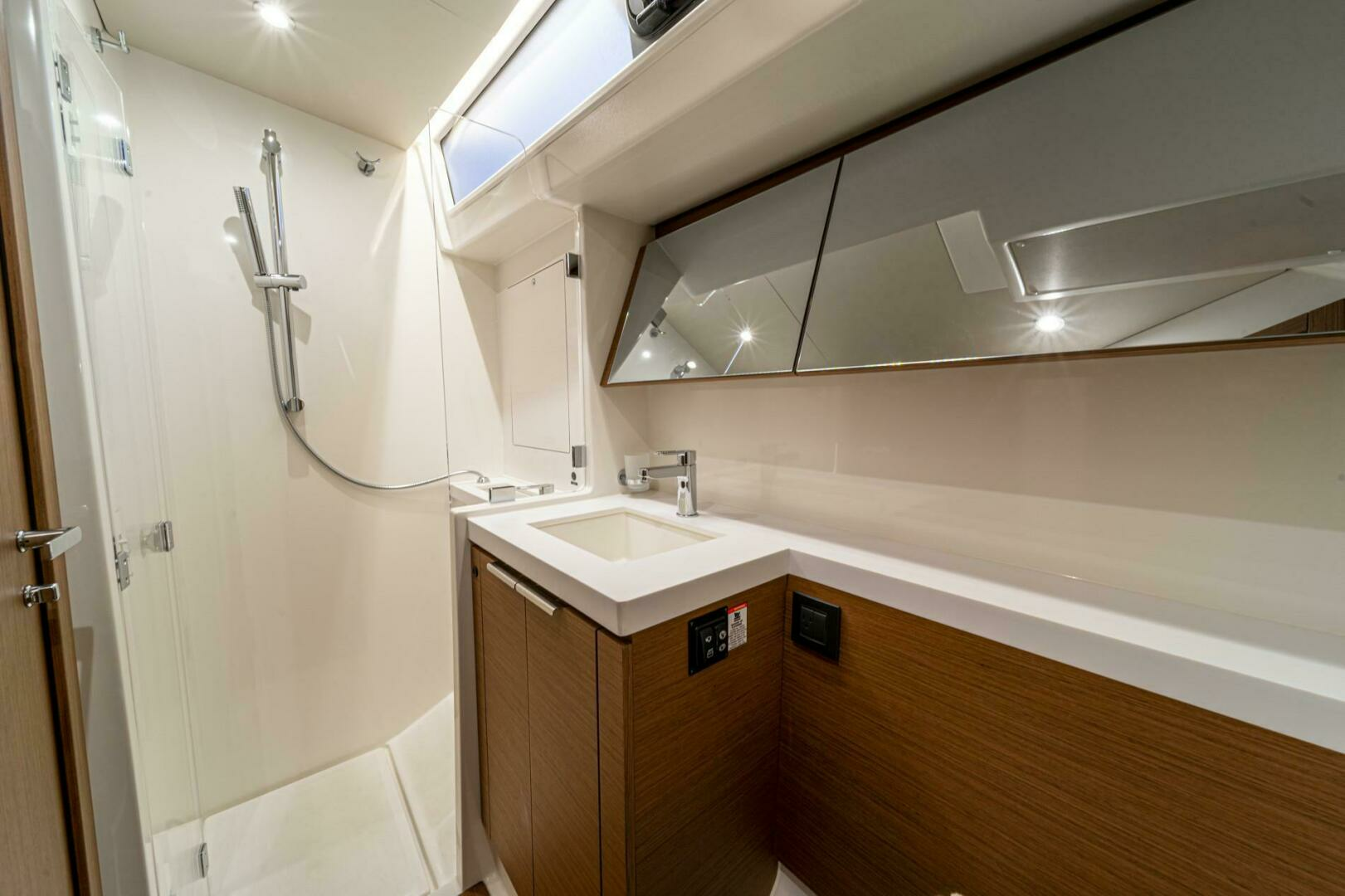 2026 Beneteau Oceanis Yacht 54 - Image 15