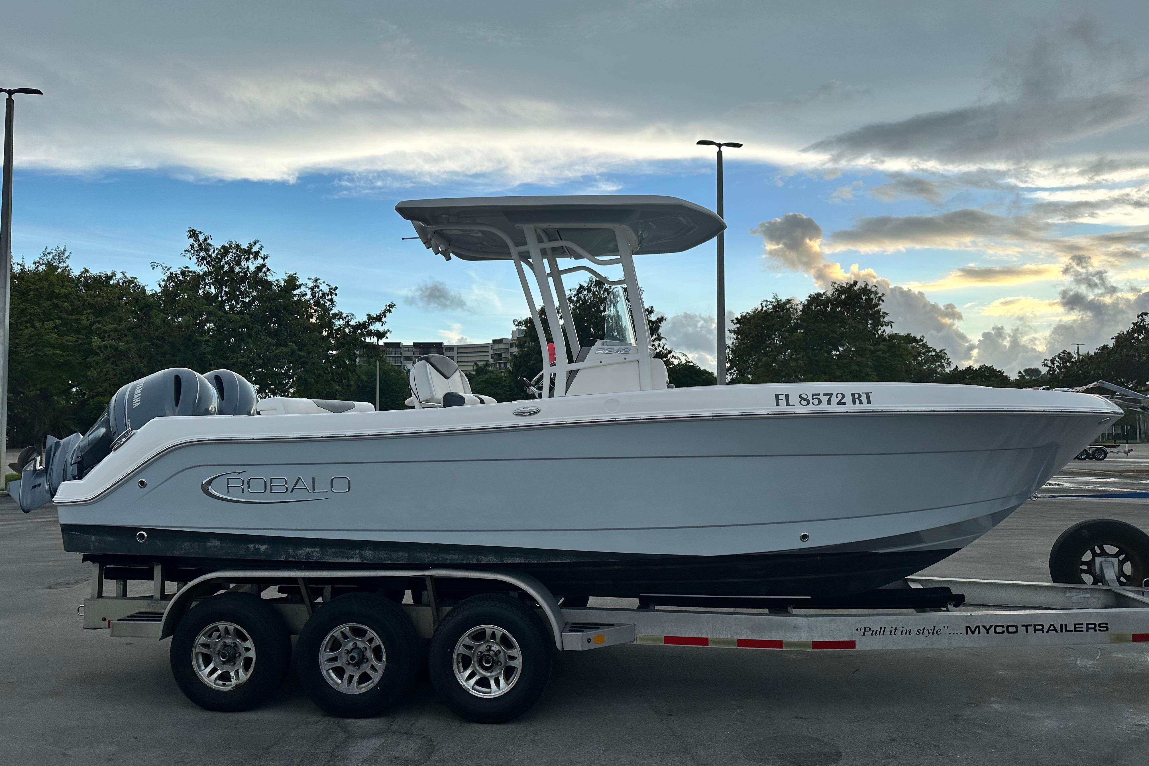 2019 Robalo R242 Center Console