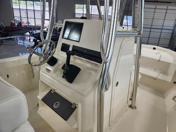 2025 Pathfinder 2400 Open boat console with steering wheel and navigation display.