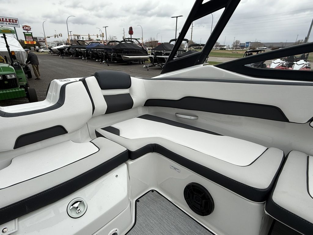 2025 Yamaha Boats AR195 - 32