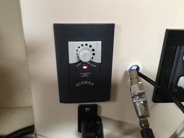 Glomex TV antenna control in a 2004 Cruisers Yachts 3372 Express.