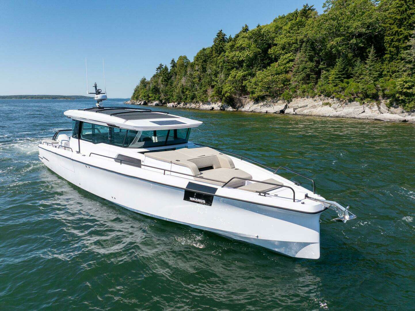 2025 Axopar Cross Cabin - Image 8