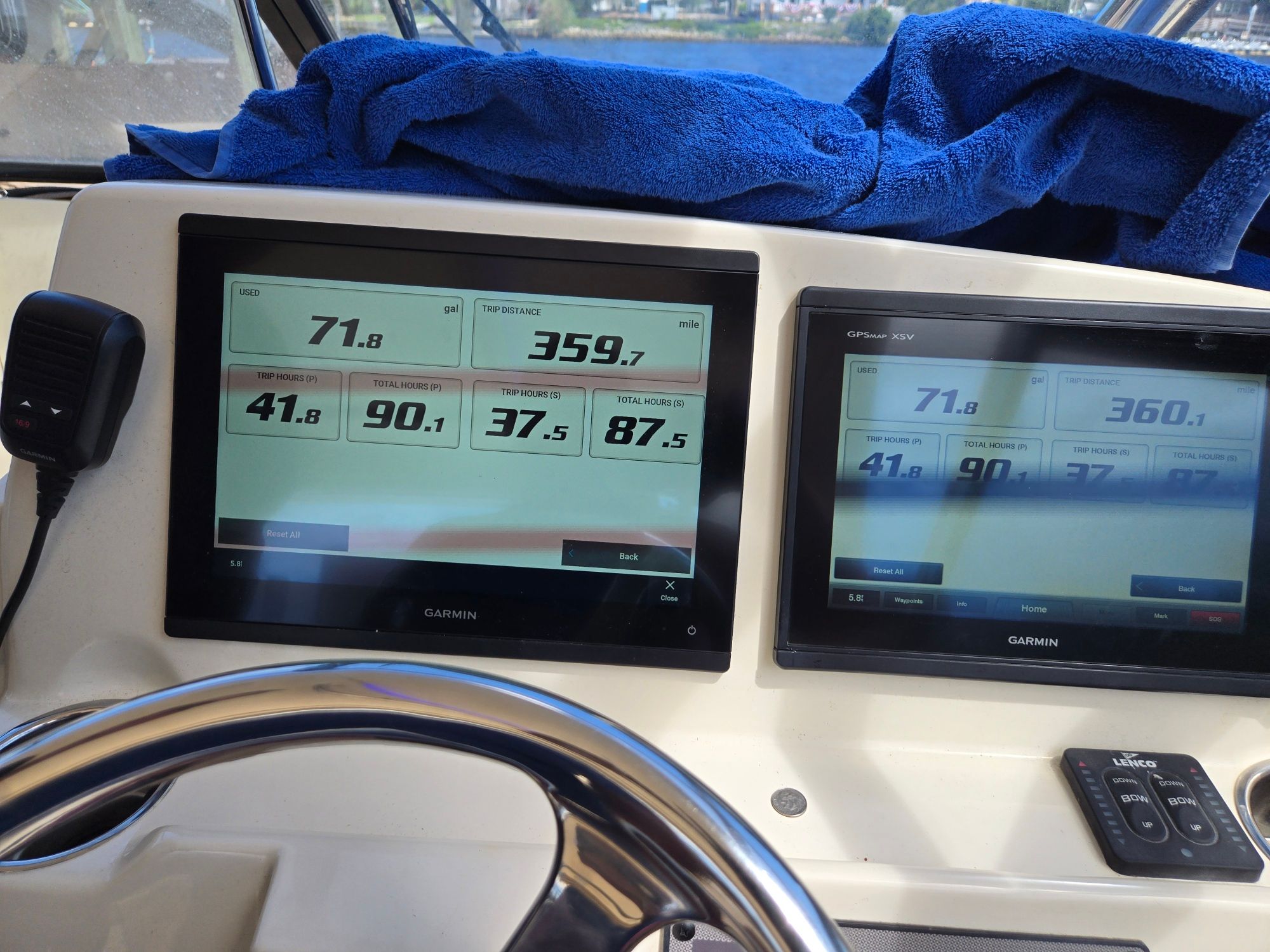 Scout 275 Dorado 2019 with Garmin screens and steering console.
