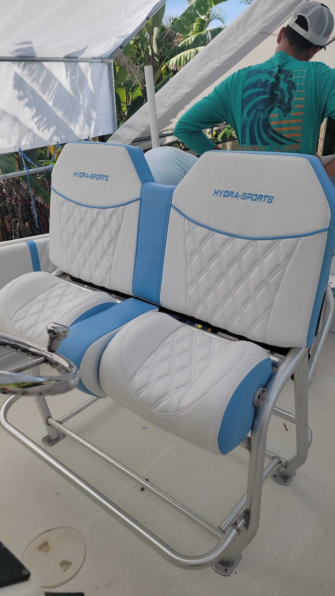 Hydra-Sports Vector 2800 CC 2005 boat seats in white and blue.