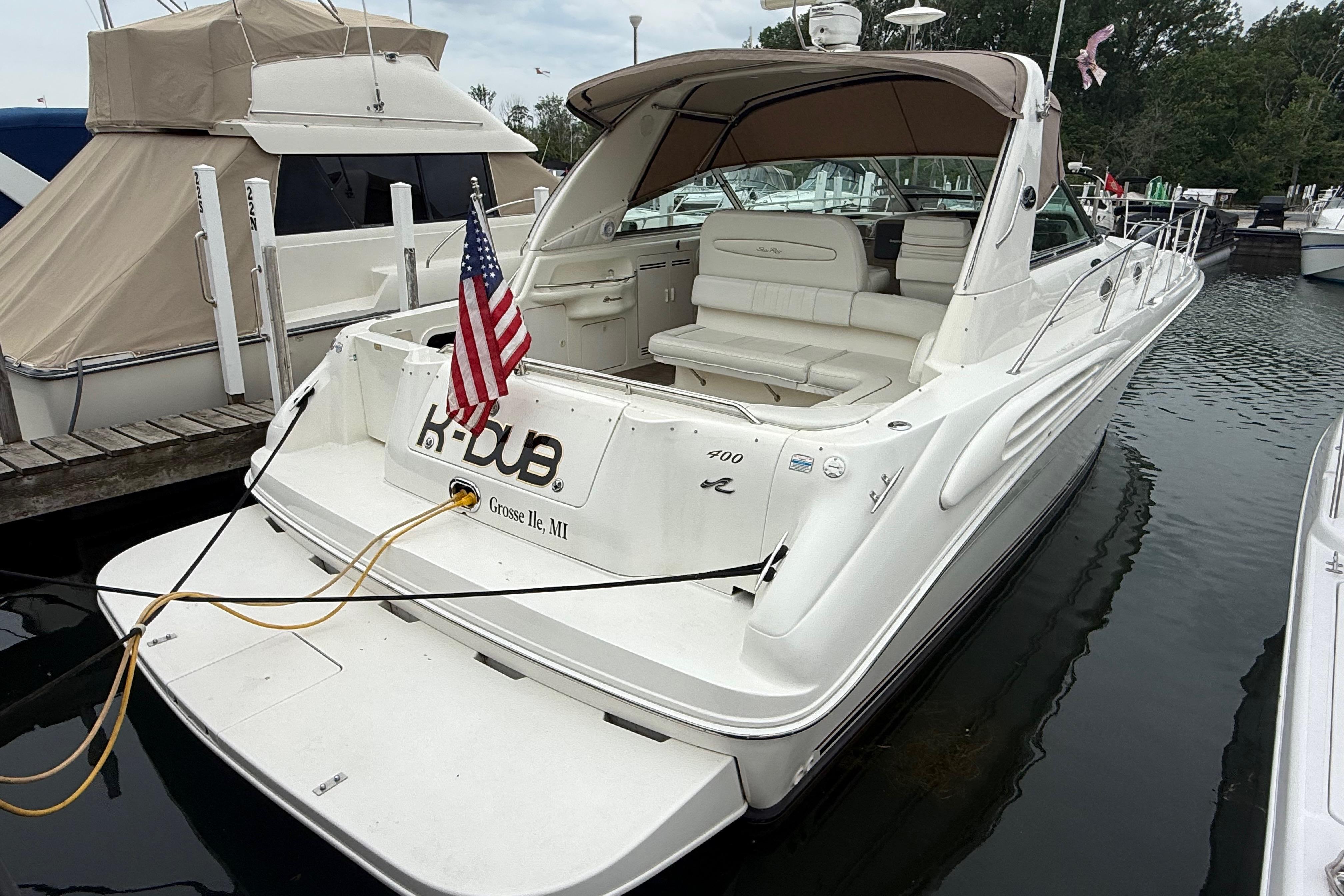 1998 Sea Ray Sundancer 400 docked, featuring spacious deck and American flag.