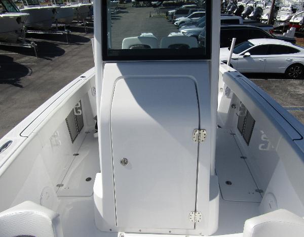 2024 Wellcraft 263 Fisherman boat interior, featuring a center console and spacious deck.