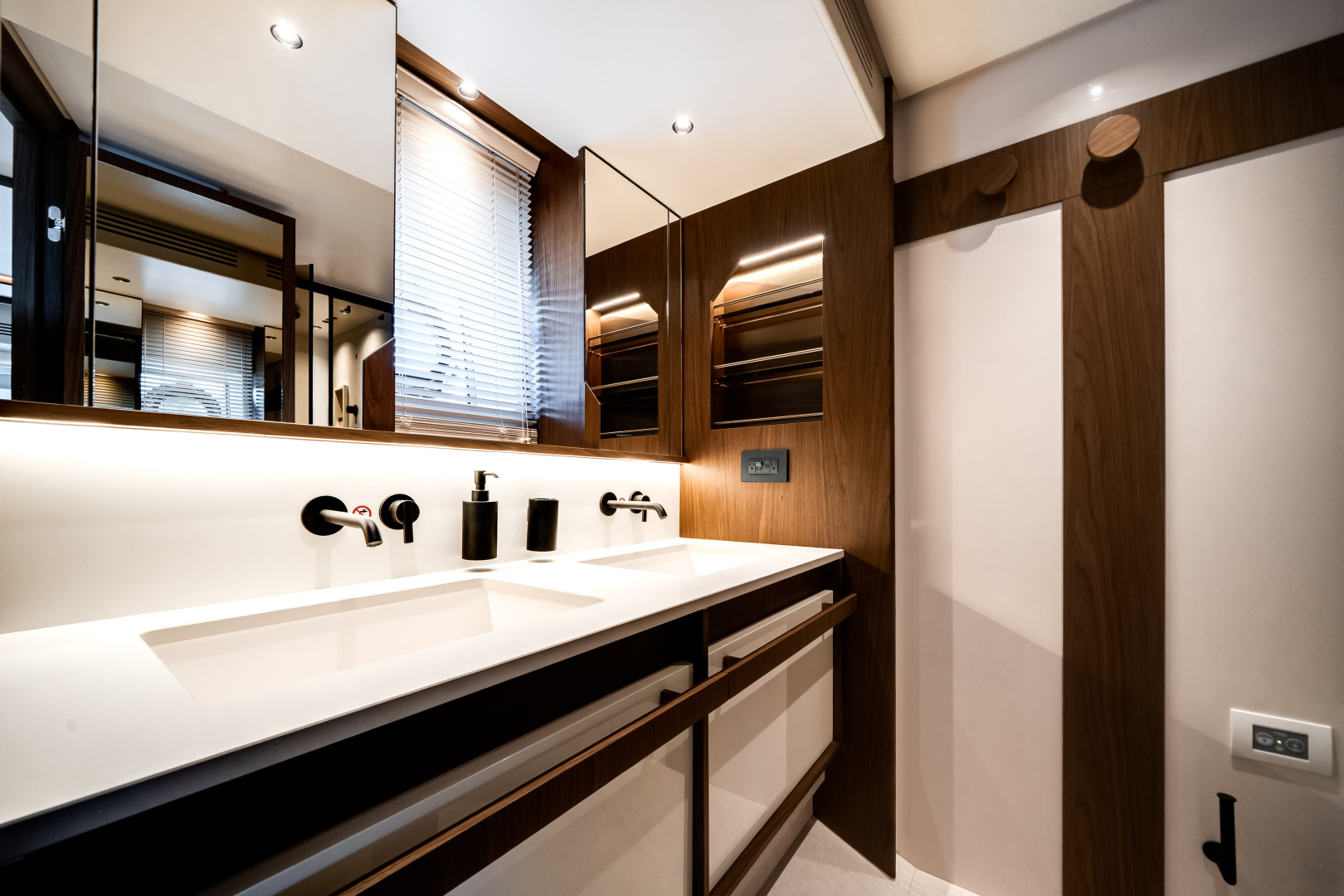 2026 Azimut Fly 72 - Image 24