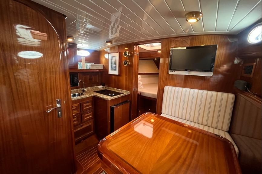 Luxurious 2004 RB DERELI Daytripper 40 yacht interior with wood finish and modern amenities.