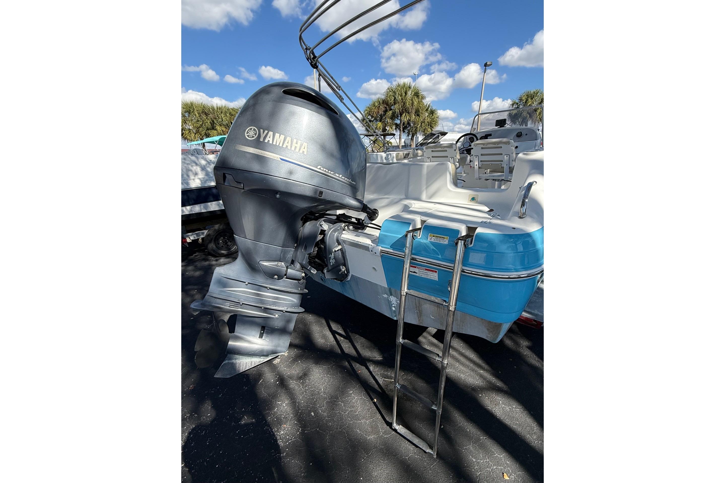 2019 Hurricane SunDeck Sport CC 231 OB with Yamaha outboard motor and swim ladder.