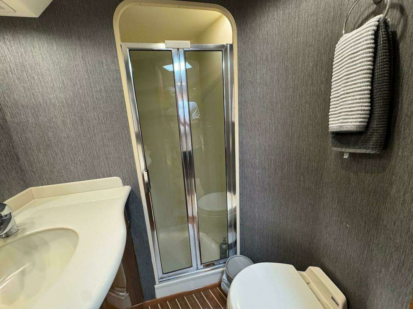 2007 Viking 52 Convertible - Image 19