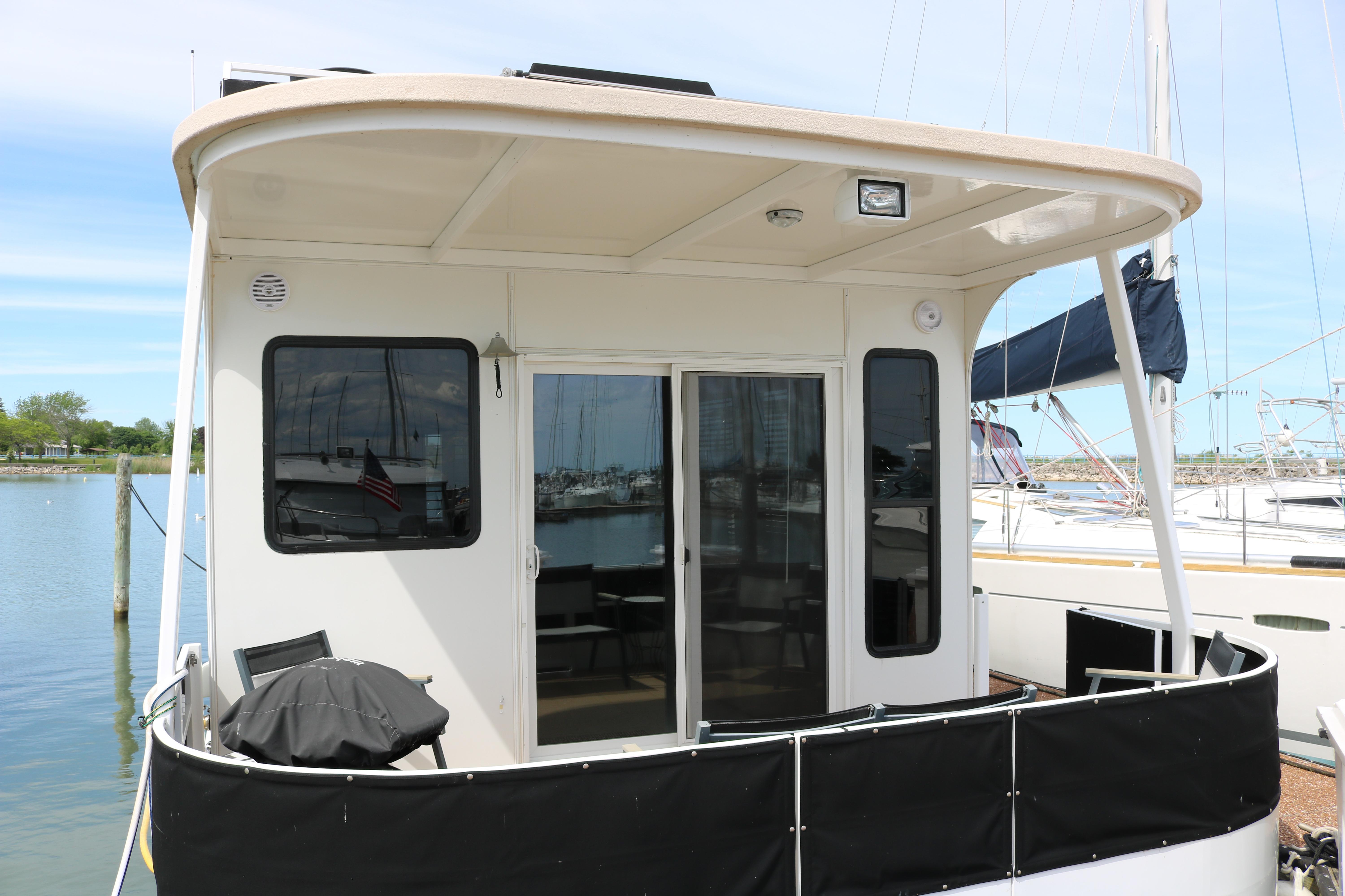 2010 Skipperliner 480 Flybridge docked, featuring a covered deck and sliding glass doors.