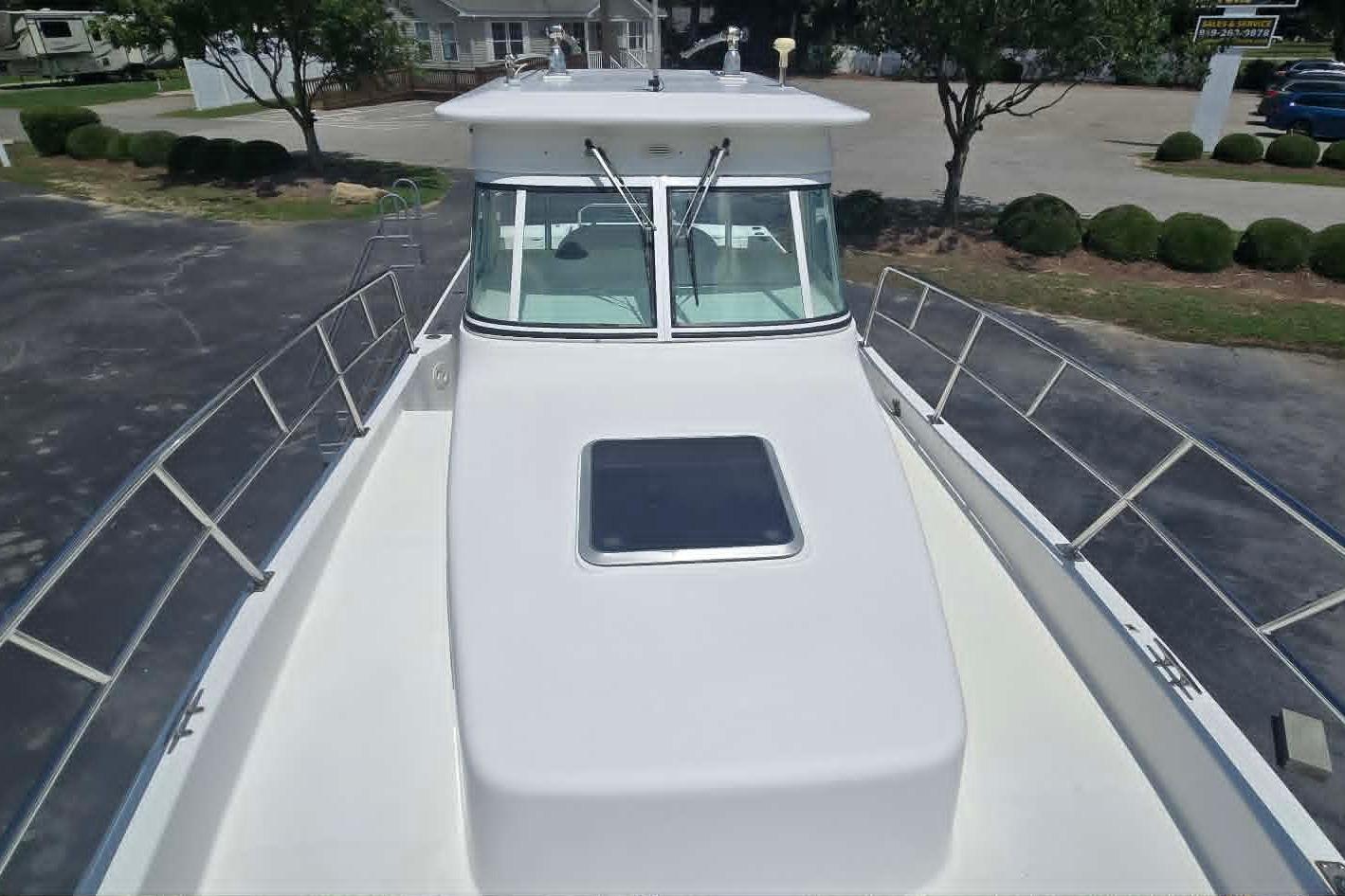2003 True World Marine 286 boat, top view, showcasing deck and cabin design.