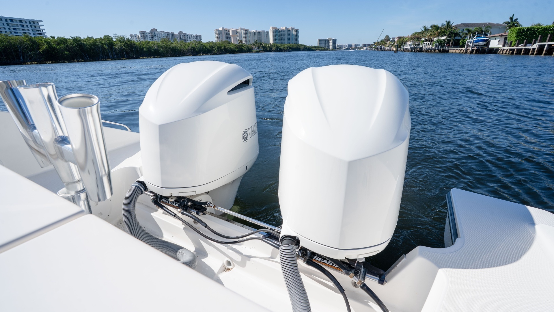 2018 Pursuit 325 OS - Image 12