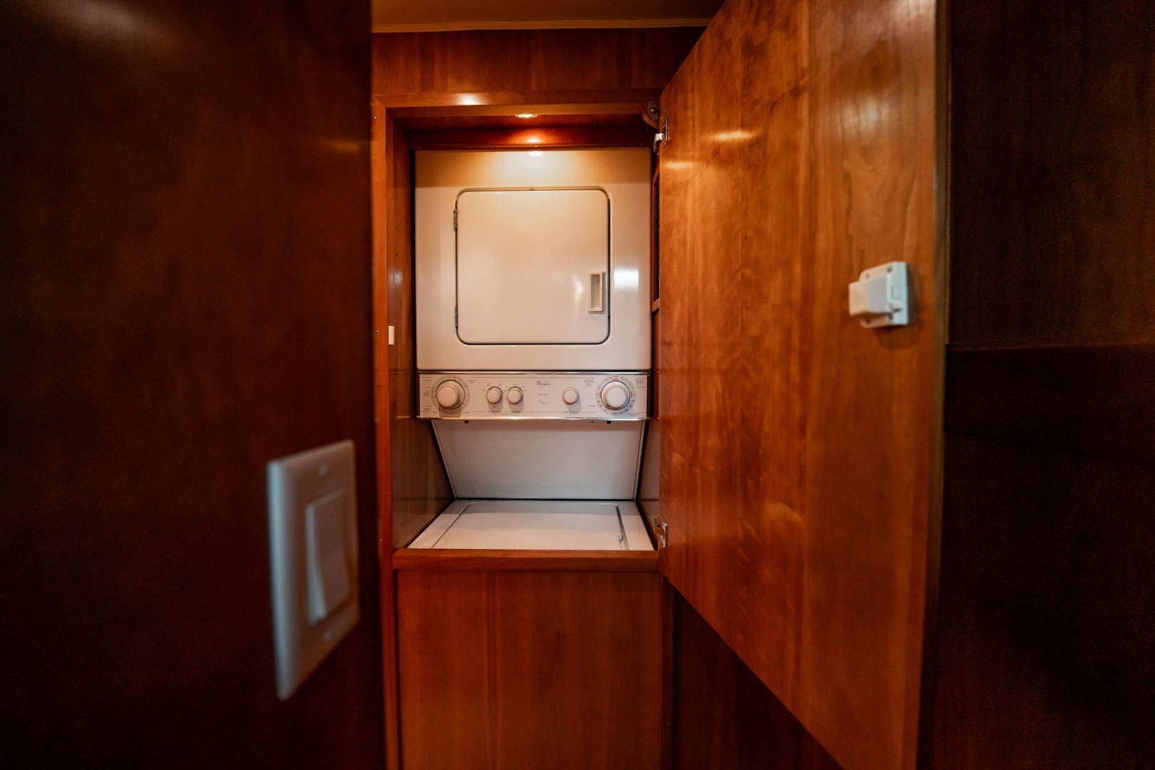 2004 Navigator 5700 Rival Pilothouse - Image 38