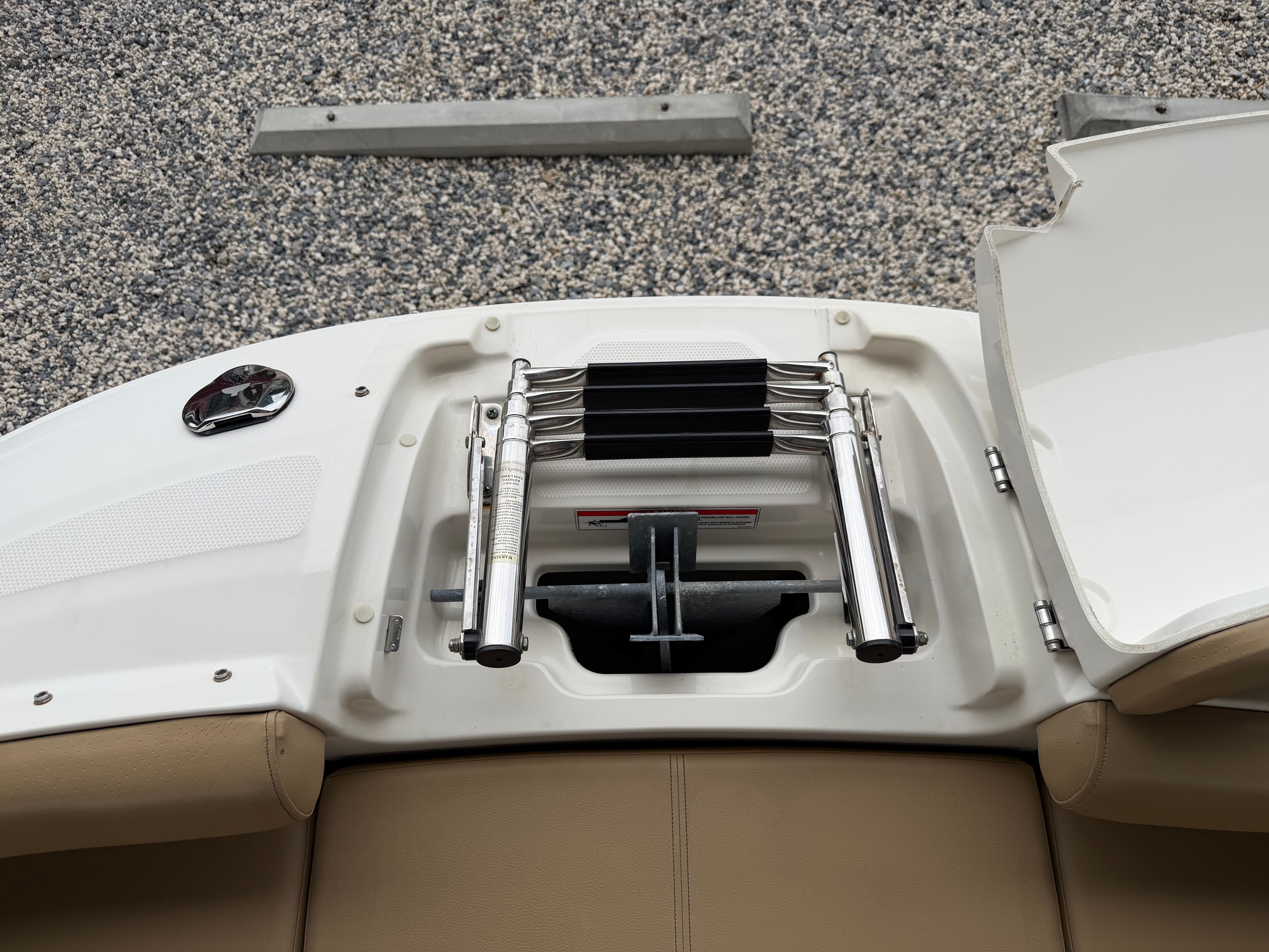 Sea Ray SDX 250 Outboard 2020 with integrated swim ladder.
