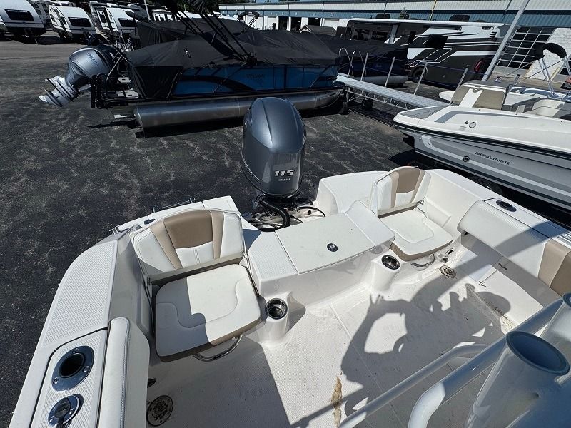 2023 Robalo R180 Center Console - 7