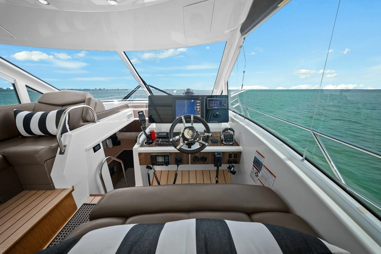 2014 Cruisers Yachts 48 Cantius - Image 2